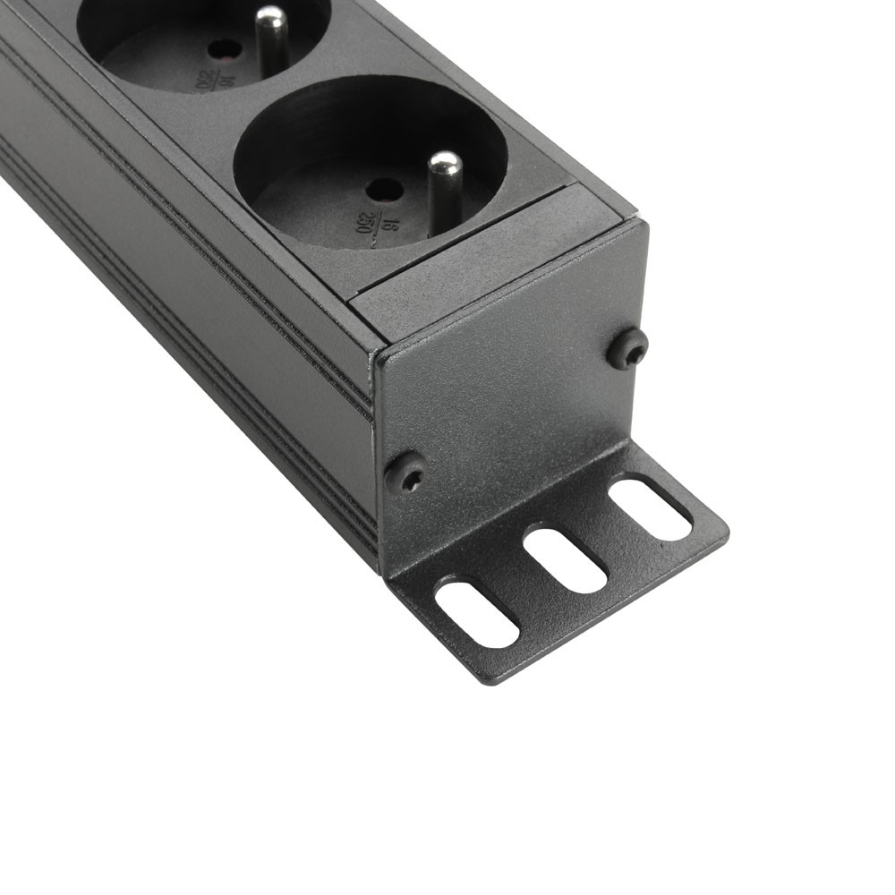 Koniec czarnej listwy zasilającej, pokazujący gniazda. Dołączony metalowy wspornik. Izolowany na białym tle.