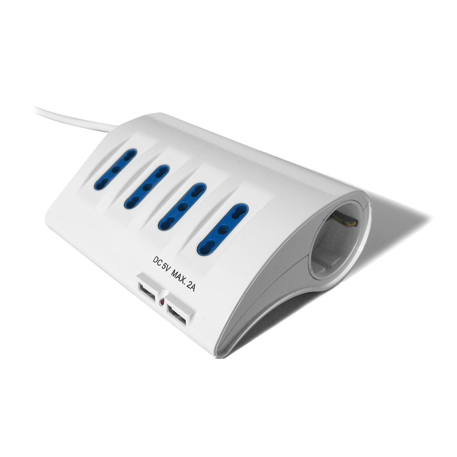 Biała listwa zasilająca z niebieskimi gniazdami i białym kablem. Izolowana na białym tle.