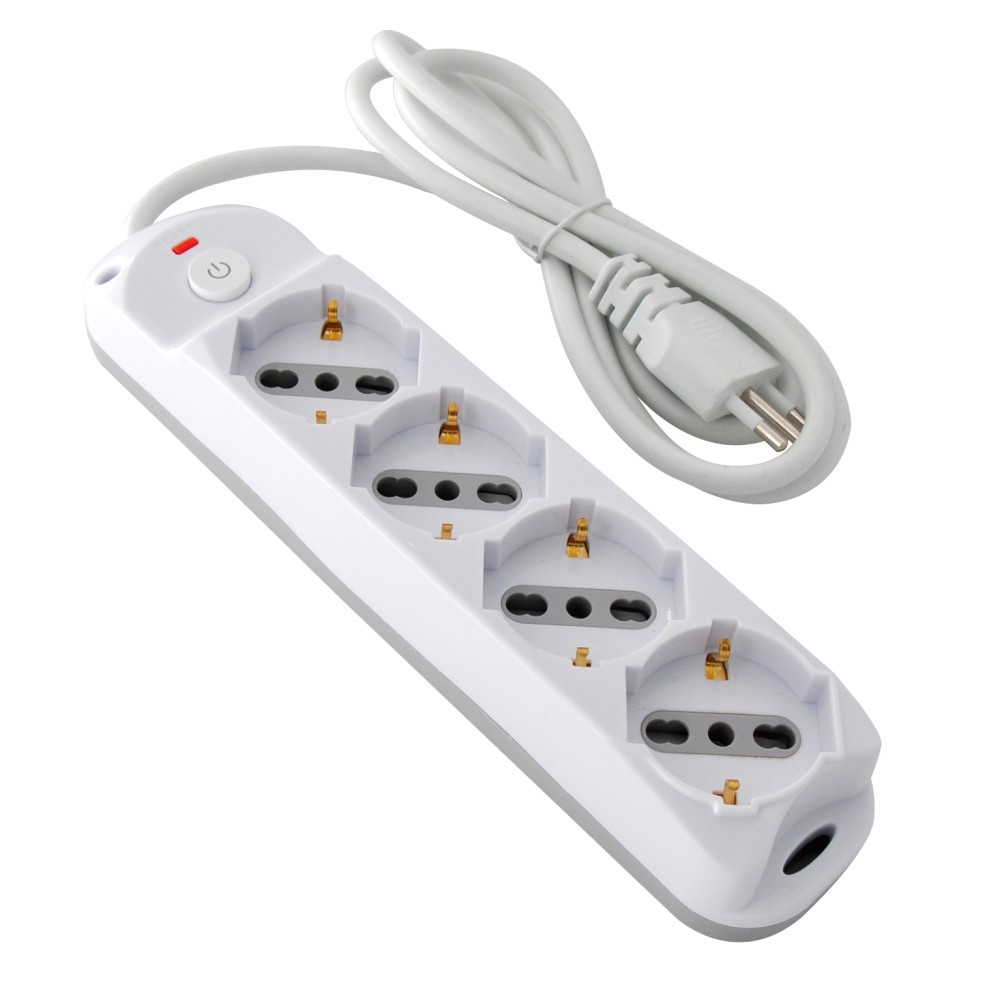 Multipresa bianca con tre prese e spina bianca su sfondo bianco.