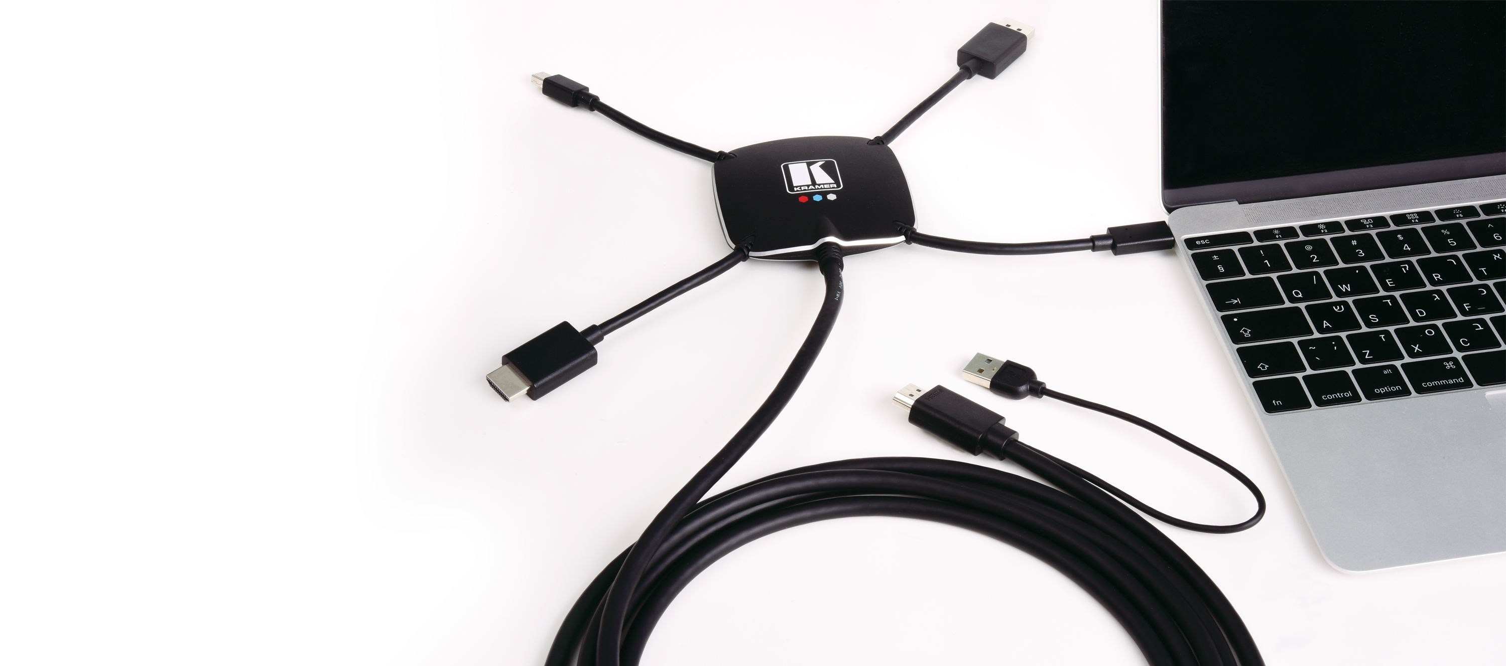 Portátil conectado a un hub negro. Cables a conectores HDMI, USB y USB-C.