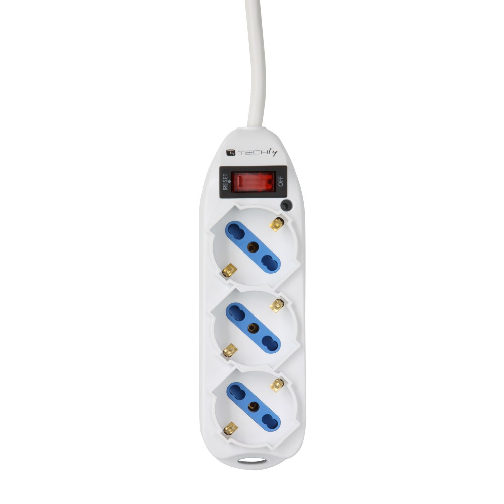 Weiße Steckdosenleiste mit drei Steckdosen, rotem Schalter und weißem Kabel.