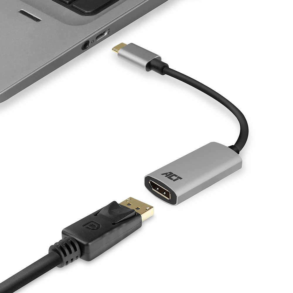 Laptop collegato a un cavo display. Adattatore HDMI.