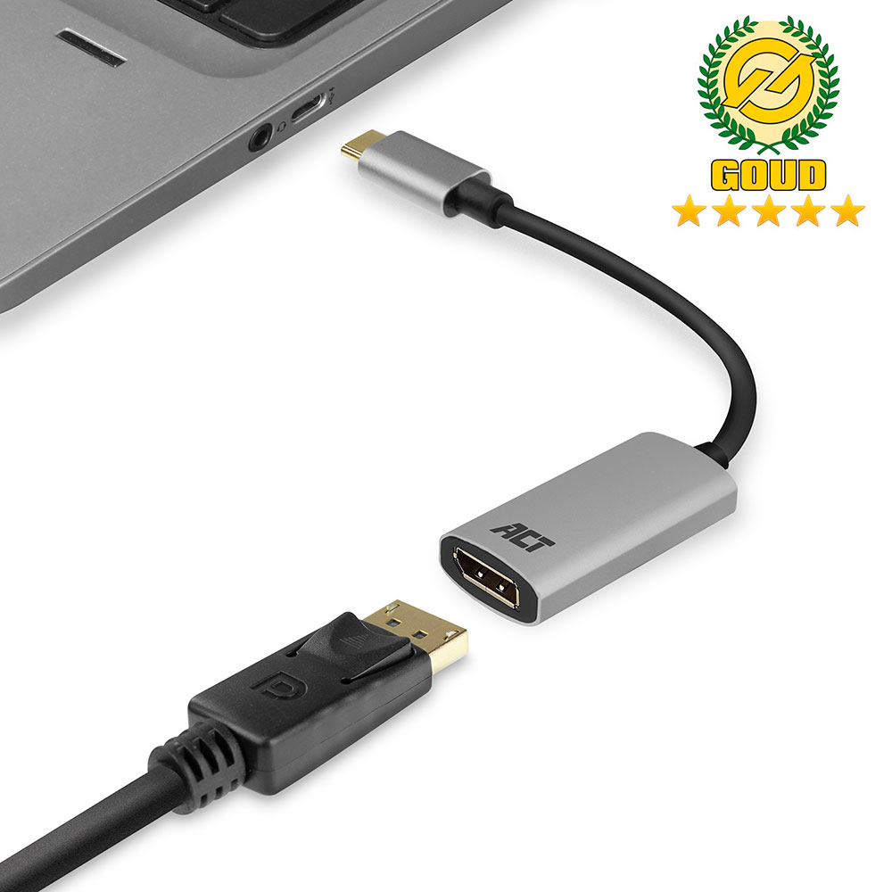 Un laptop collegato a un display tramite un adattatore ACT. L'adattatore è tra il laptop e il cavo.