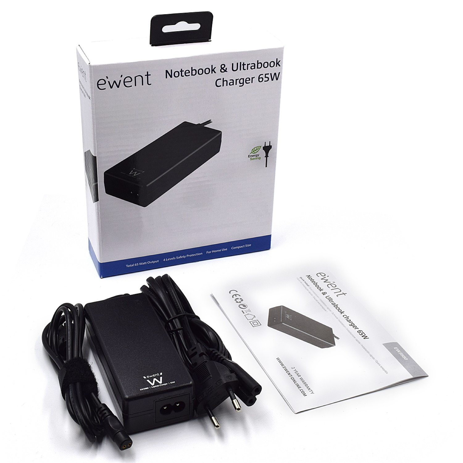 Netzteil-Set: Adapter, Box und Handbuch auf weißem Hintergrund.