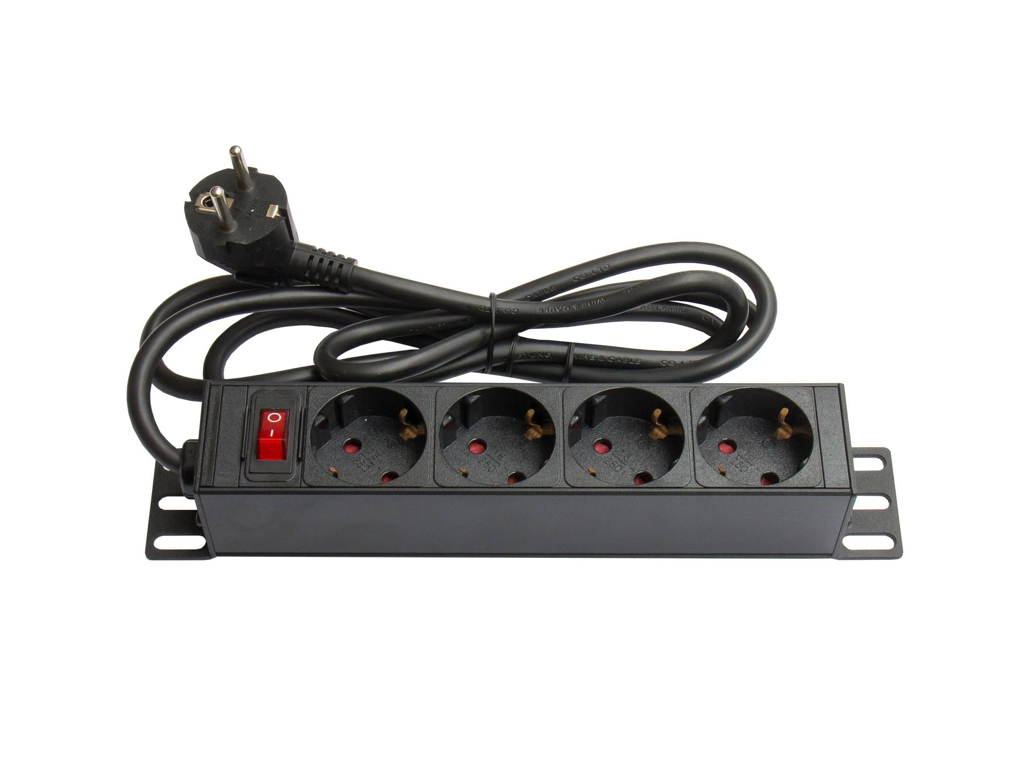 Czarna listwa zasilająca z czterema gniazdami i czerwonym przełącznikiem. Izolowana na białym tle.