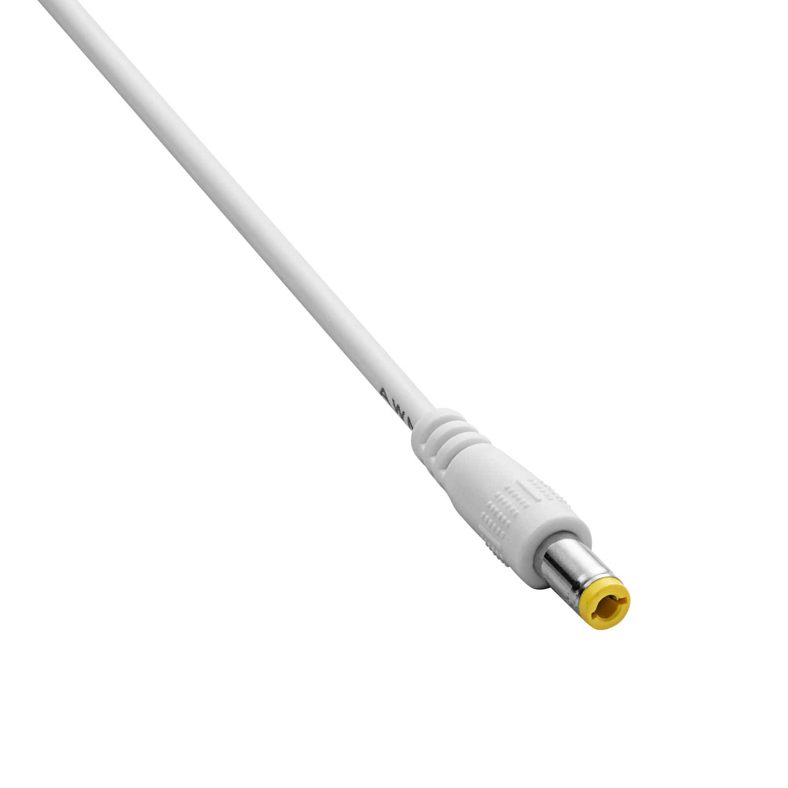 Weißes Gleichstromkabel mit einem gelbspitzigen Stecker. Isoliert auf weißem Hintergrund.