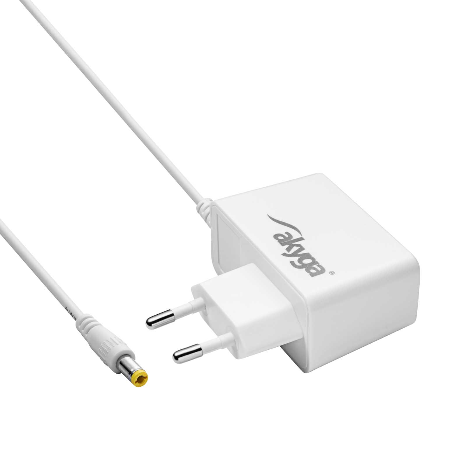 Weißes Akyga-Ladegerät mit europäischem Stecker und Kabel. Isoliert auf Weiß.