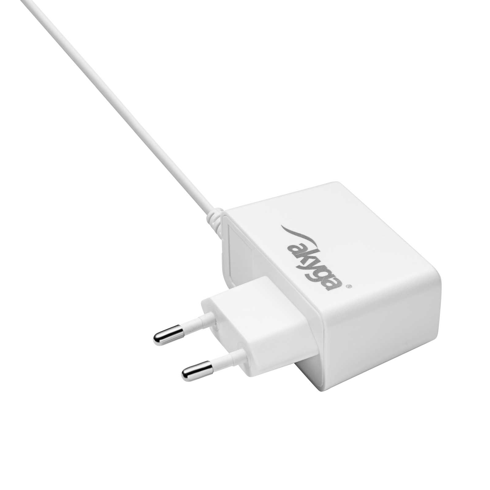 Weißes Akyga Ladegerät mit europäischem Stecker. Isoliert auf weißem Hintergrund.