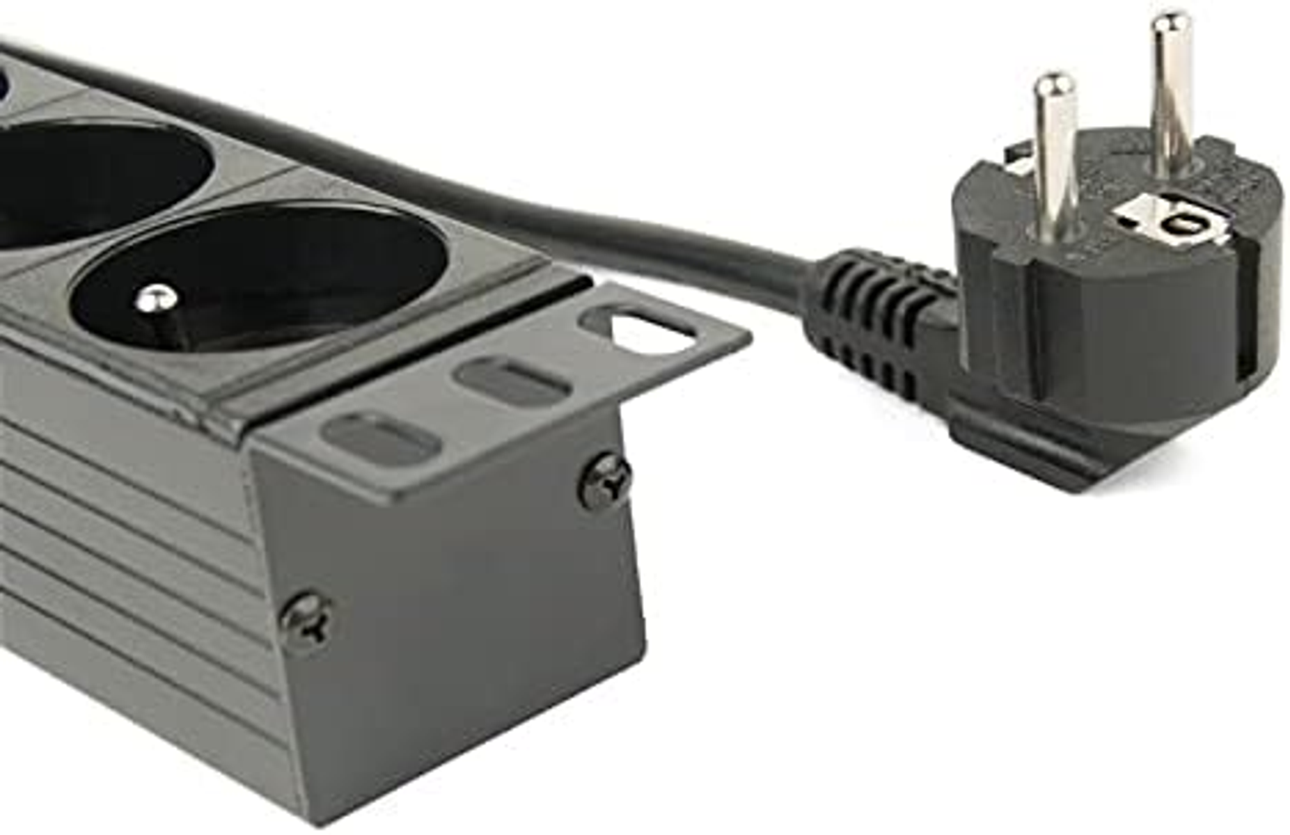 Czarna listwa zasilająca z czterema gniazdami. Czarna wtyczka znajduje się po prawej stronie. Listwa ma uchwyt.