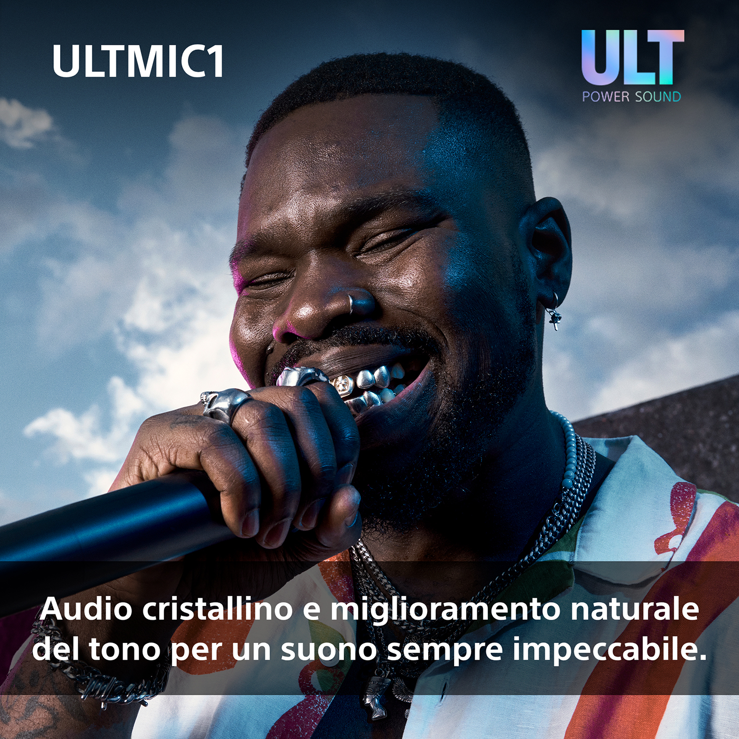 Mężczyzna śpiewa do mikrofonu. Tekst: 'Krystalicznie czysty dźwięk i naturalny ton dla idealnego brzmienia'.