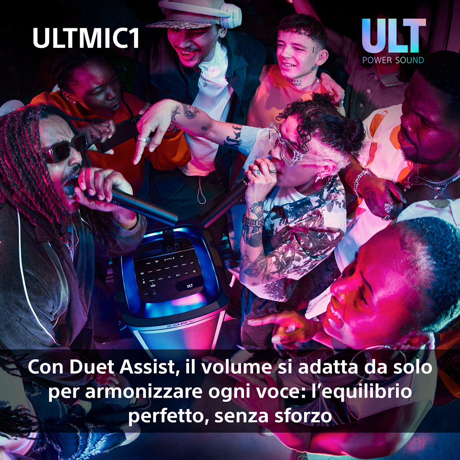 Grupa ludzi wokół głośnika, z tekstem: 'Dzięki Duet Assist, głośność dostosowuje się'.