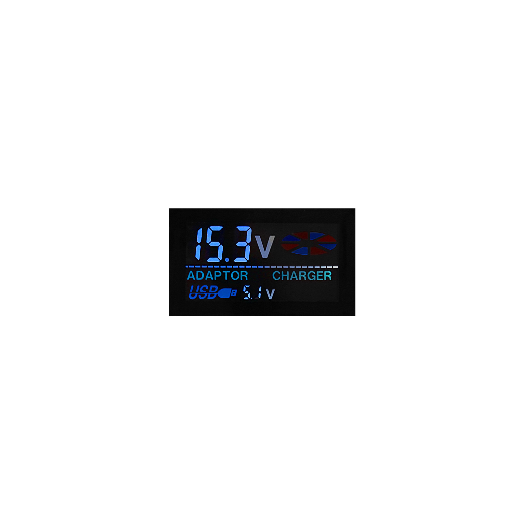 Display digitale che mostra 15,3 V e 5,1 V, etichettato 'Adaptor' e 'Charger', con frecce blu e rosse.