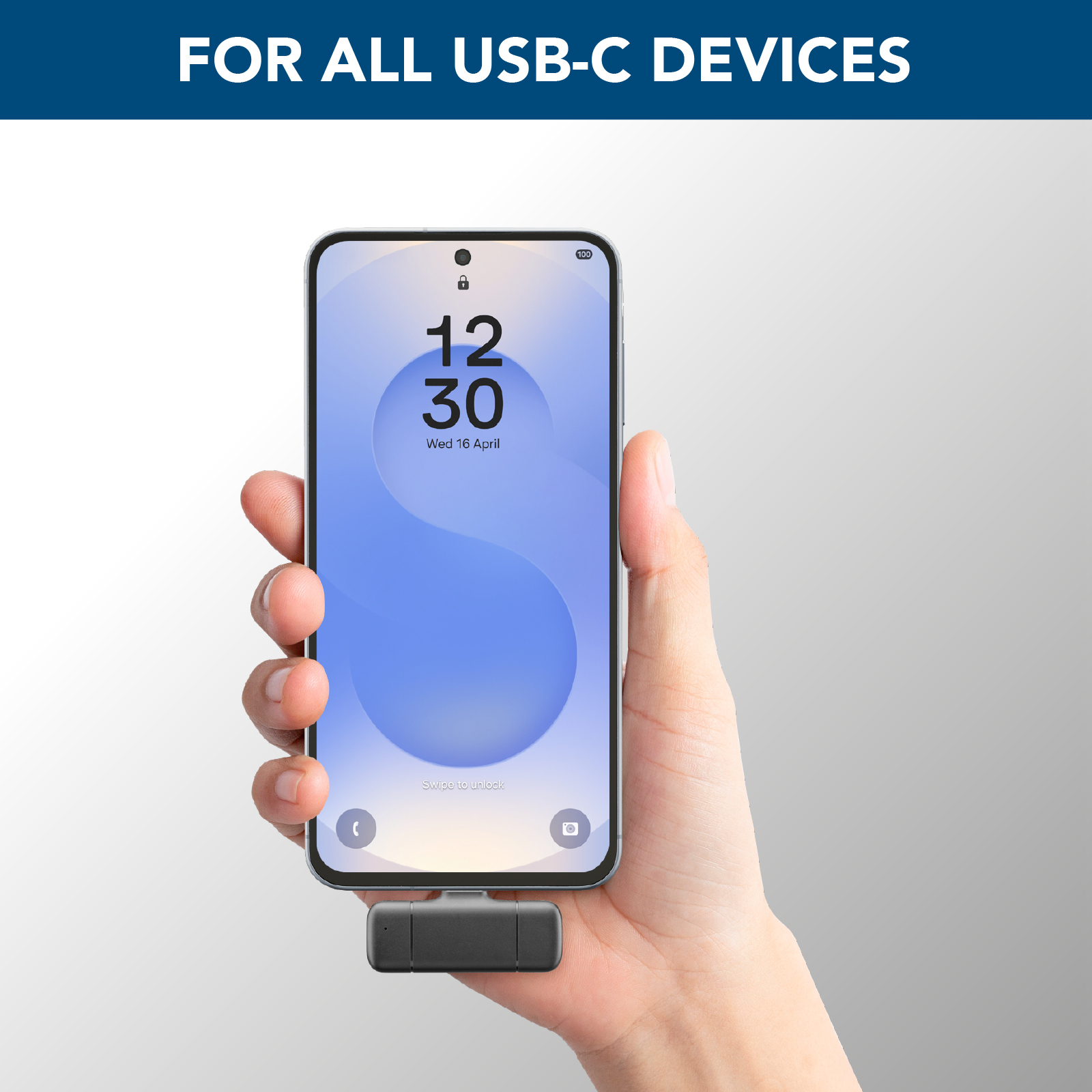 Mano che tiene uno smartphone che mostra una schermata di blocco. Un microfono nero è collegato.
