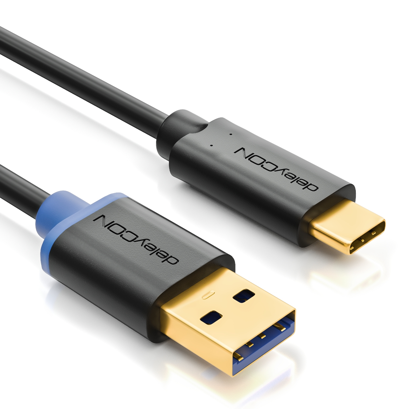 Ein schwarz-blaues USB-C-zu-USB-Kabel mit goldenen Steckern auf weißem Hintergrund.