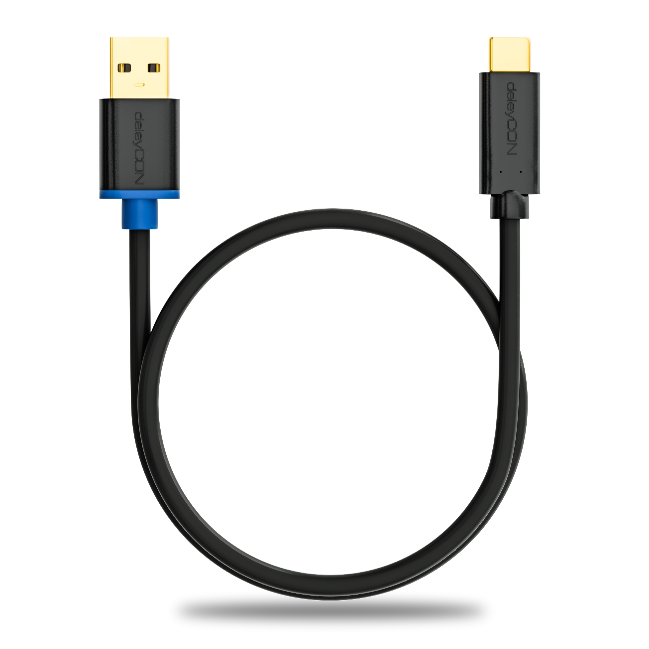 Ein schwarz-blaues USB-C-zu-USB-Kabel mit goldenen Steckern auf weißem Hintergrund.