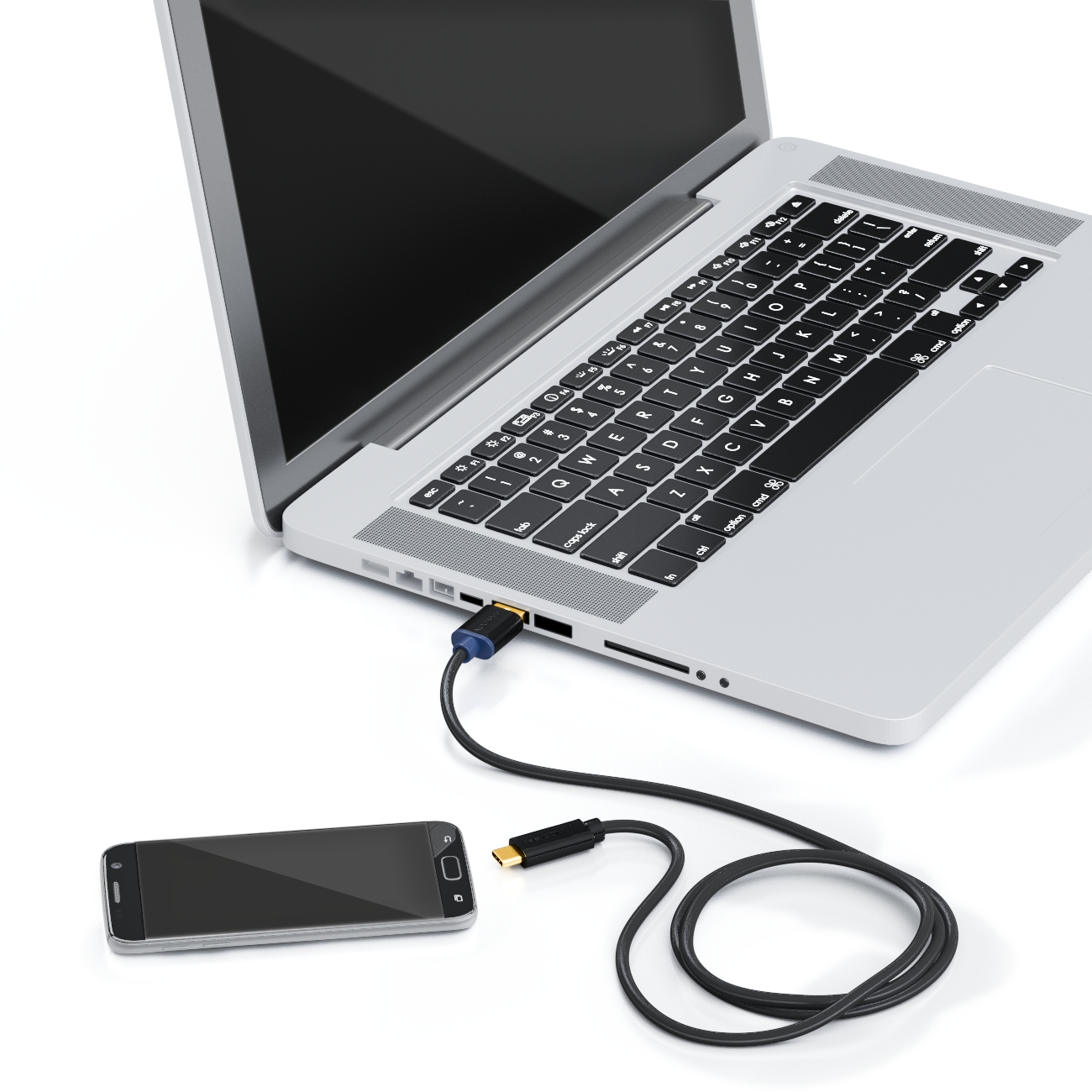 Ein Laptop, der über ein schwarzes USB-C-Kabel mit einem Smartphone verbunden ist. Das Kabel ist auch an einem USB-Anschluss angeschlossen.