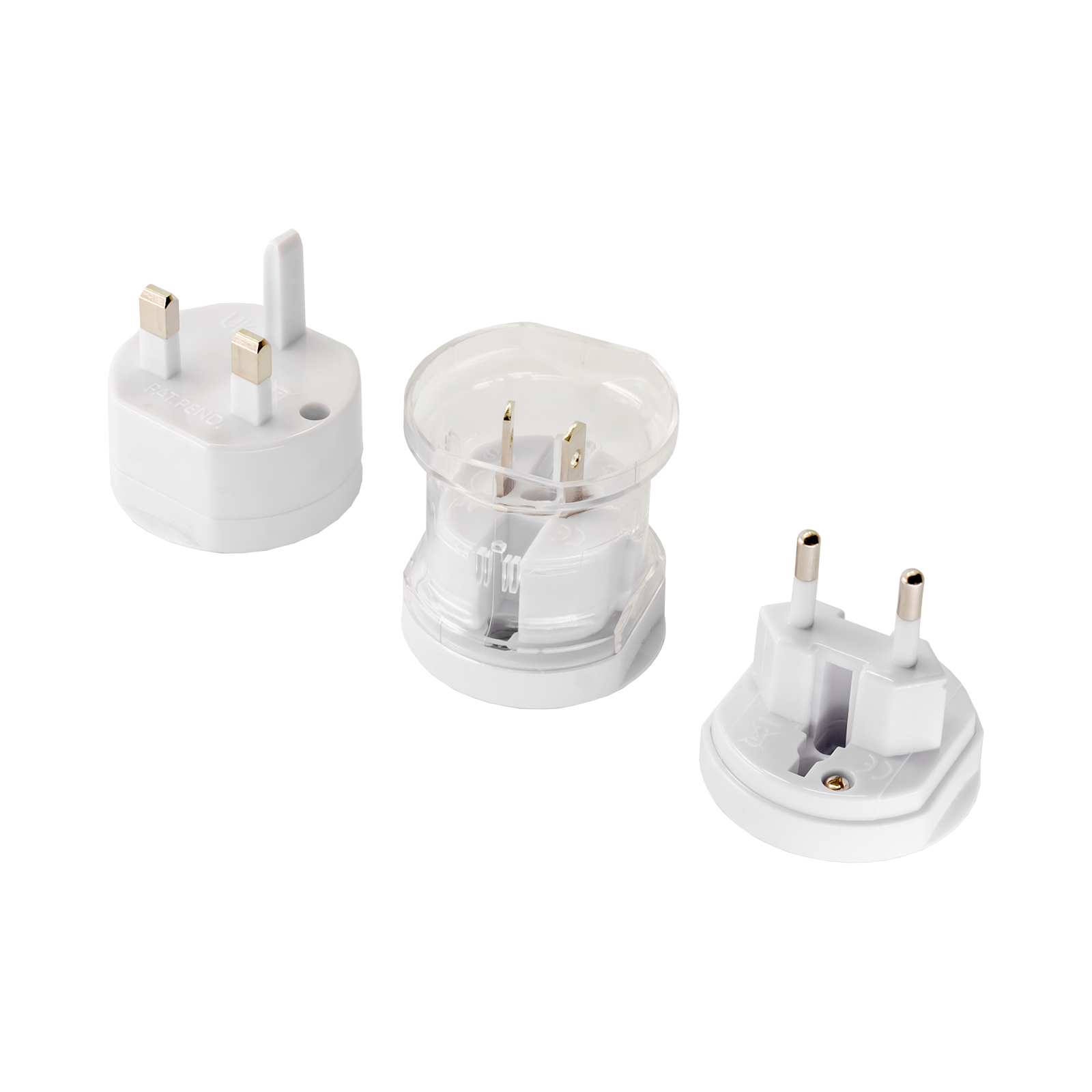 Trzy białe adaptery wtyczek na białym tle.
