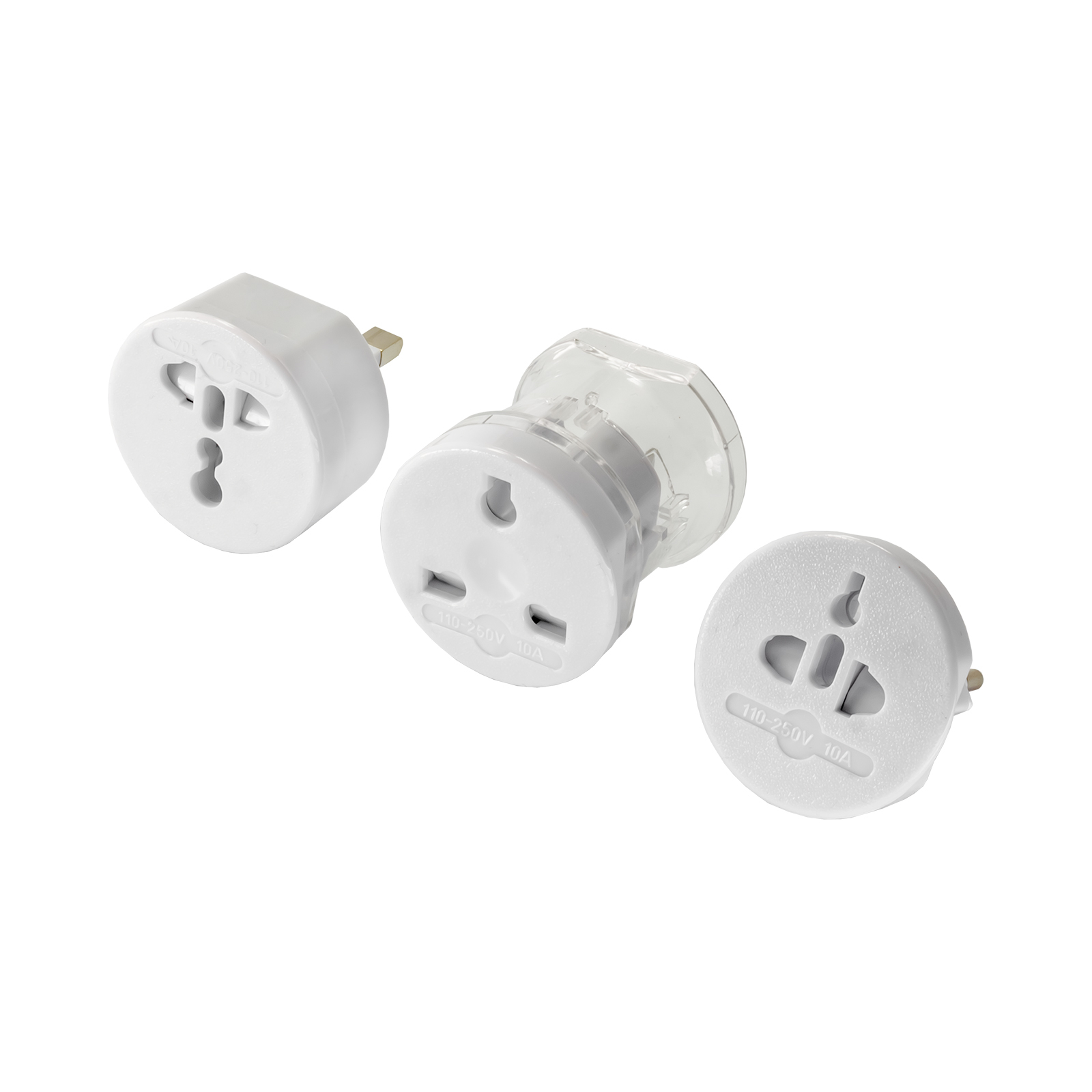Trzy białe adaptery wielogniazdowe, gotowe do konwersji różnych typów wtyczek, leżą na białej powierzchni.