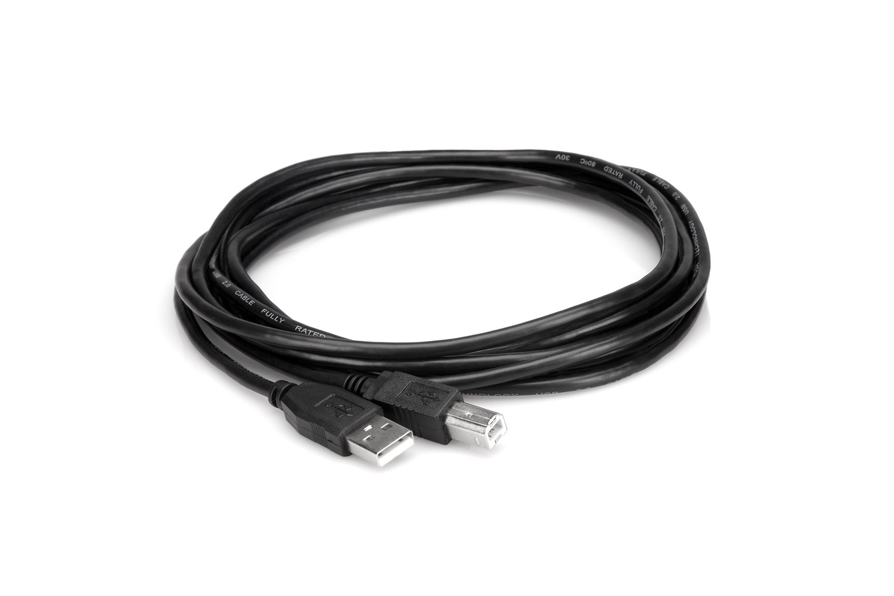 Cavo USB nero arrotolato. Due connettori USB-A. Sfondo bianco.