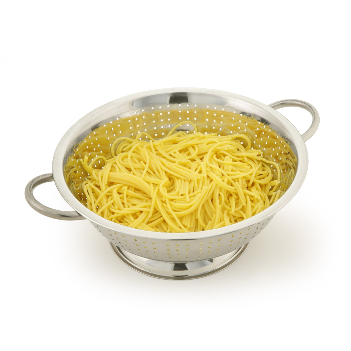 Ein Metall-Nudelsieb gefüllt mit gelben Spaghetti, auf weißem Hintergrund.