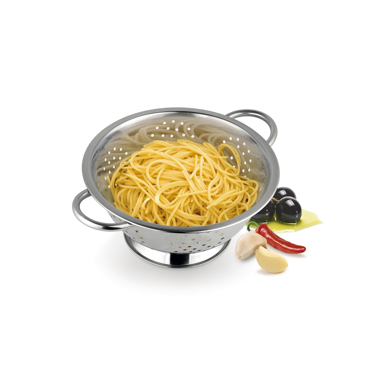 Gemüsesieb mit Spaghetti, Oliven, Knoblauch und Chilischoten.