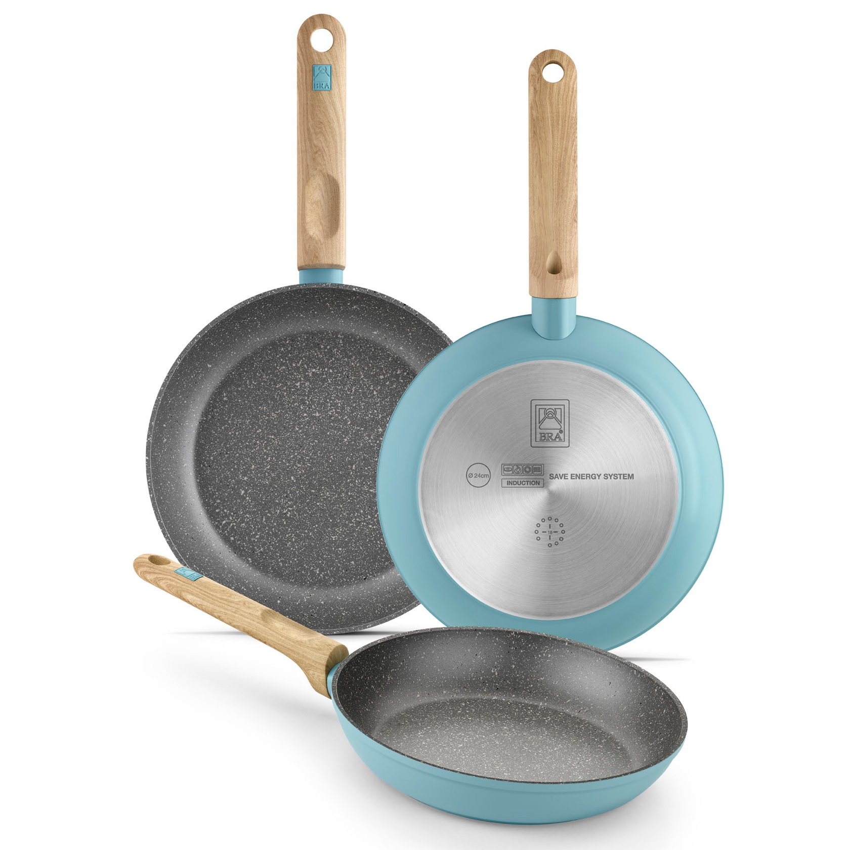 Trzy patelnie: dwie z szarym wnętrzem i jedna z niebieskim wnętrzem. Drewniane uchwyty.