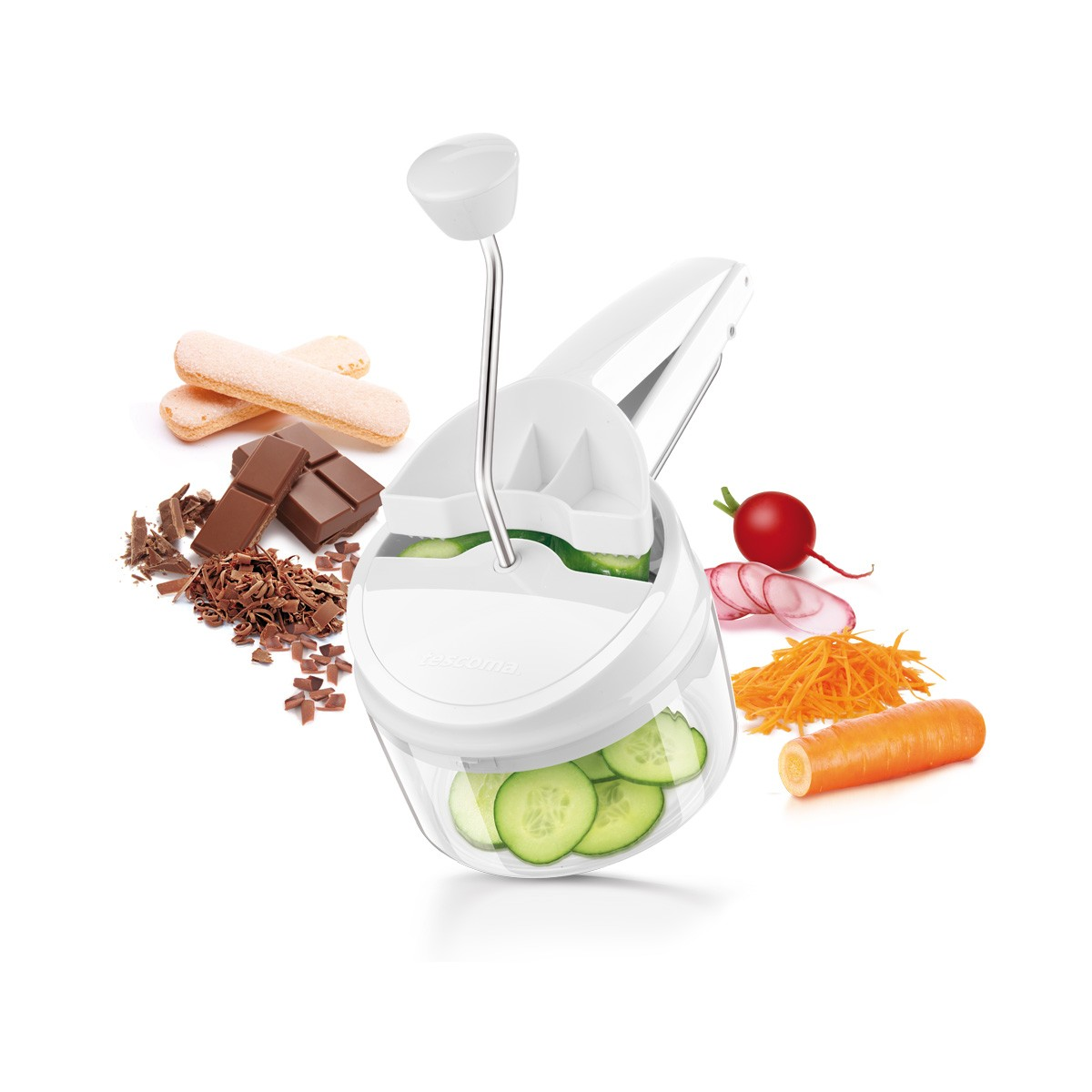 Weißer Lebensmittelschneider mit Gurkenscheiben, Karotten, Schokolade und Löffelbiskuits auf weißem Hintergrund.