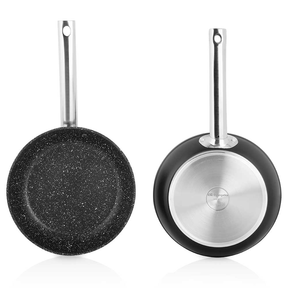 Dwie patelnie z czarną, nakrapianą powierzchnią do gotowania i uchwytami ze stali nierdzewnej.