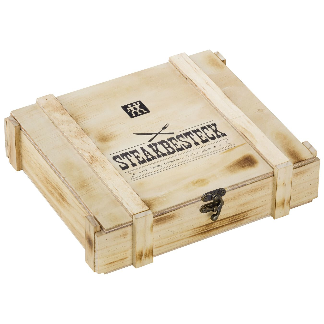 Een houten kist met het woord 'STEAKBESTECK' erop, met een sluiting. De achtergrond is wit.