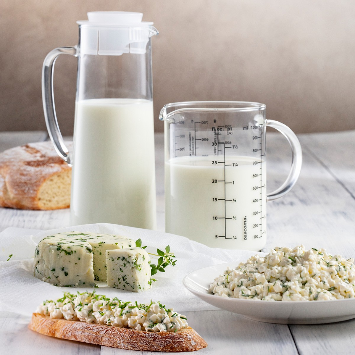 Dzbanek mleka i miarka mleka, z serem i chlebem.