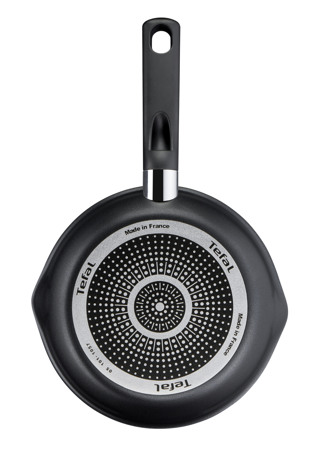Czarny spód patelni Tefal ze srebrnymi detalami, Made in France. Białe tło.