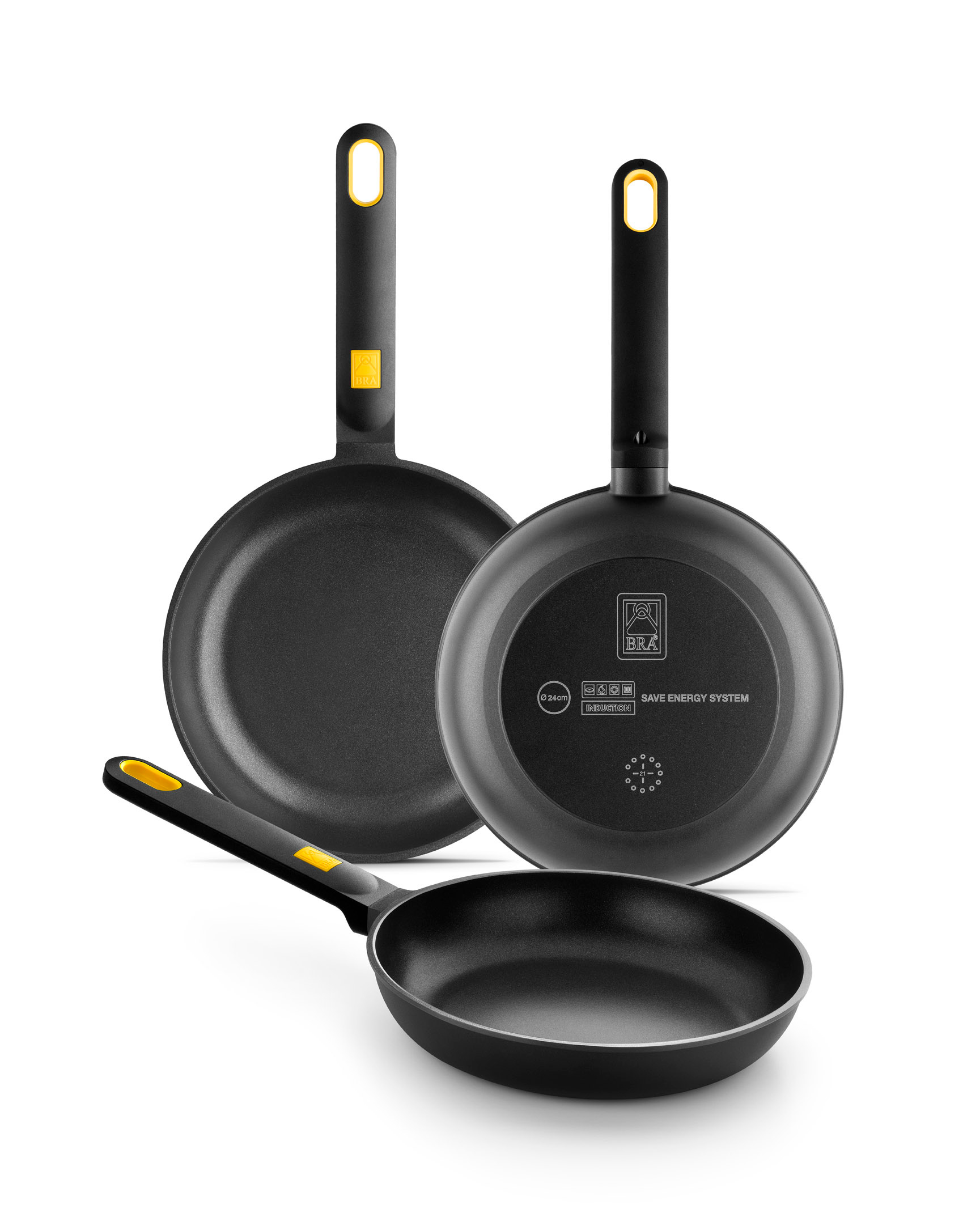 Trzy czarne patelnie z żółtymi uchwytami, jedna do góry nogami pokazująca spód.