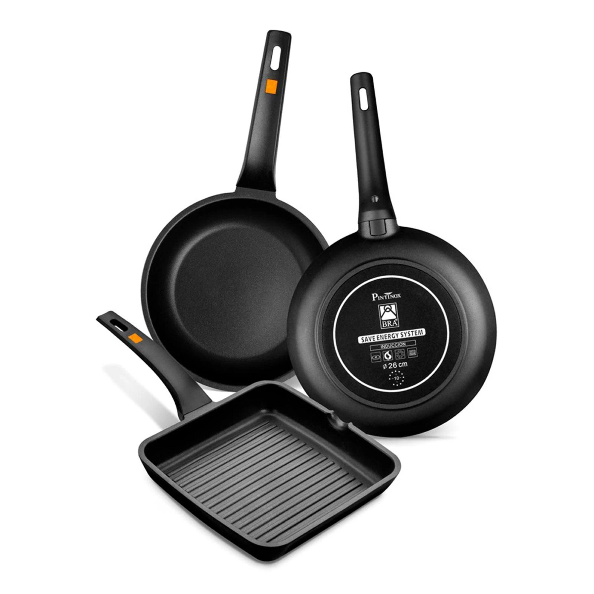 Tres sartenes negras: dos sartenes y una sartén de parrilla cuadrada, cada una con un mango, sobre un fondo blanco.
