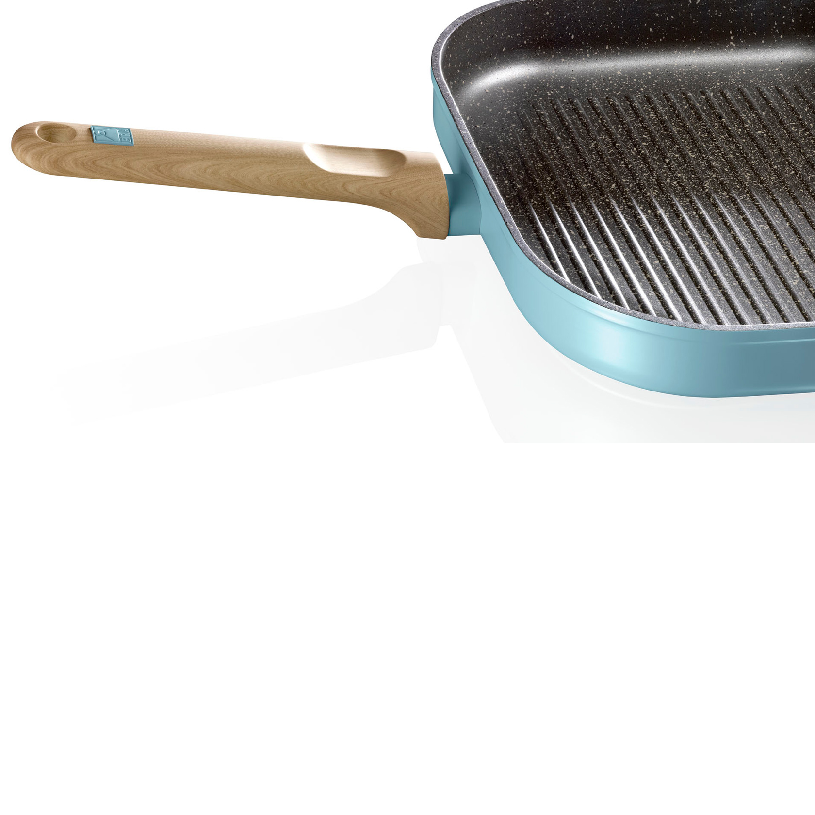 Eine hellblaue Grillpfanne mit Holzgriff, auf weißem Hintergrund.