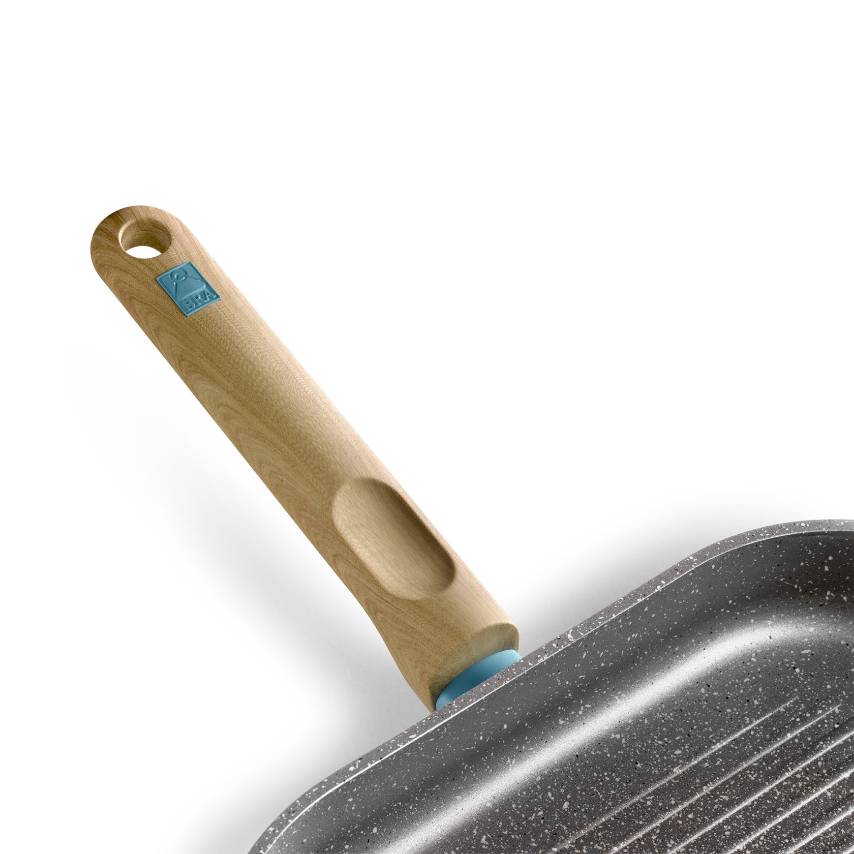 Nahaufnahme eines Holzgriffs an einer grauen Grillpfanne. Blaues Detail am Griffansatz. Weißer Hintergrund.