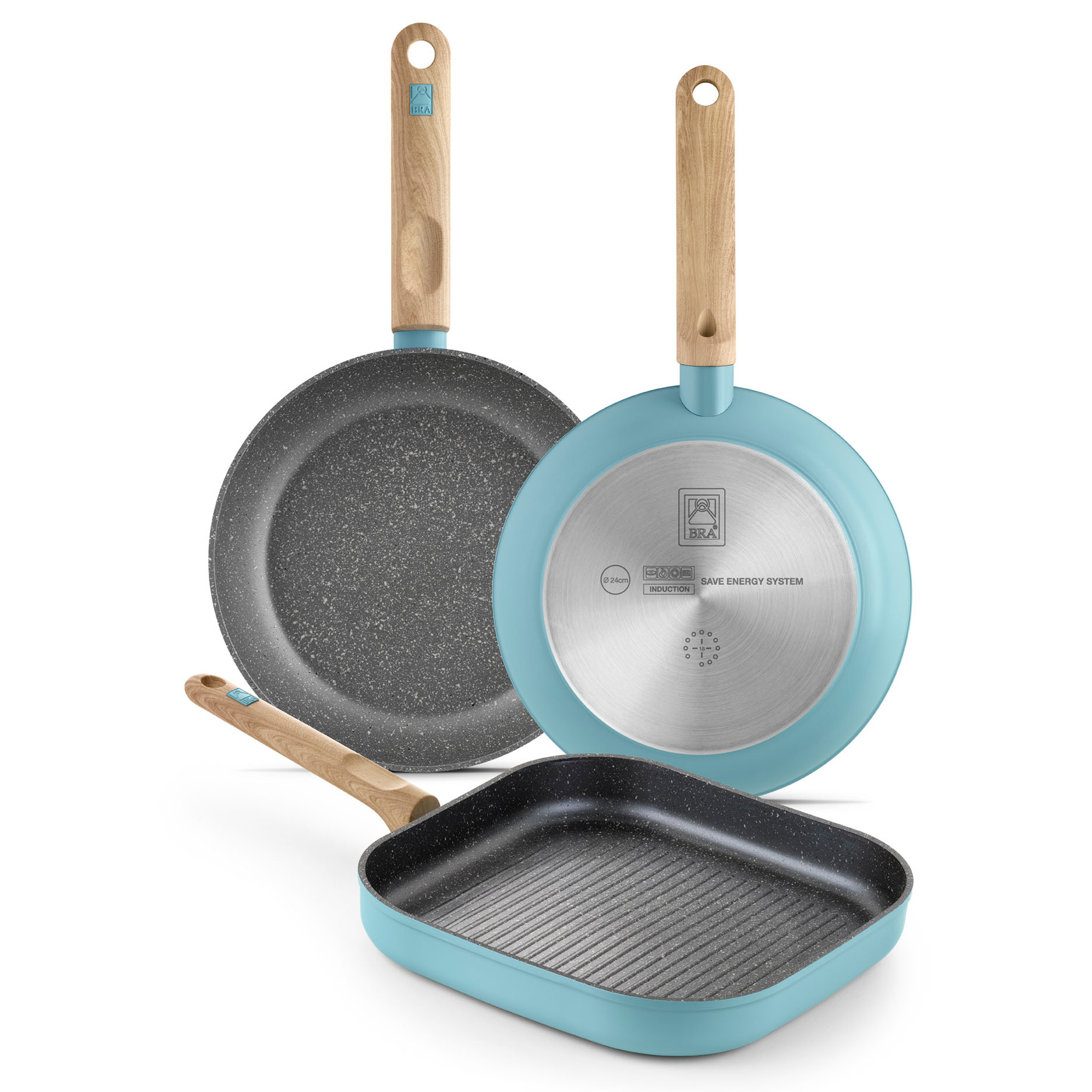 Drei Pfannen: eine runde, blau grundierte Pfanne und eine quadratische Grillpfanne. Alle haben Holzgriffe. Weißer Hintergrund.