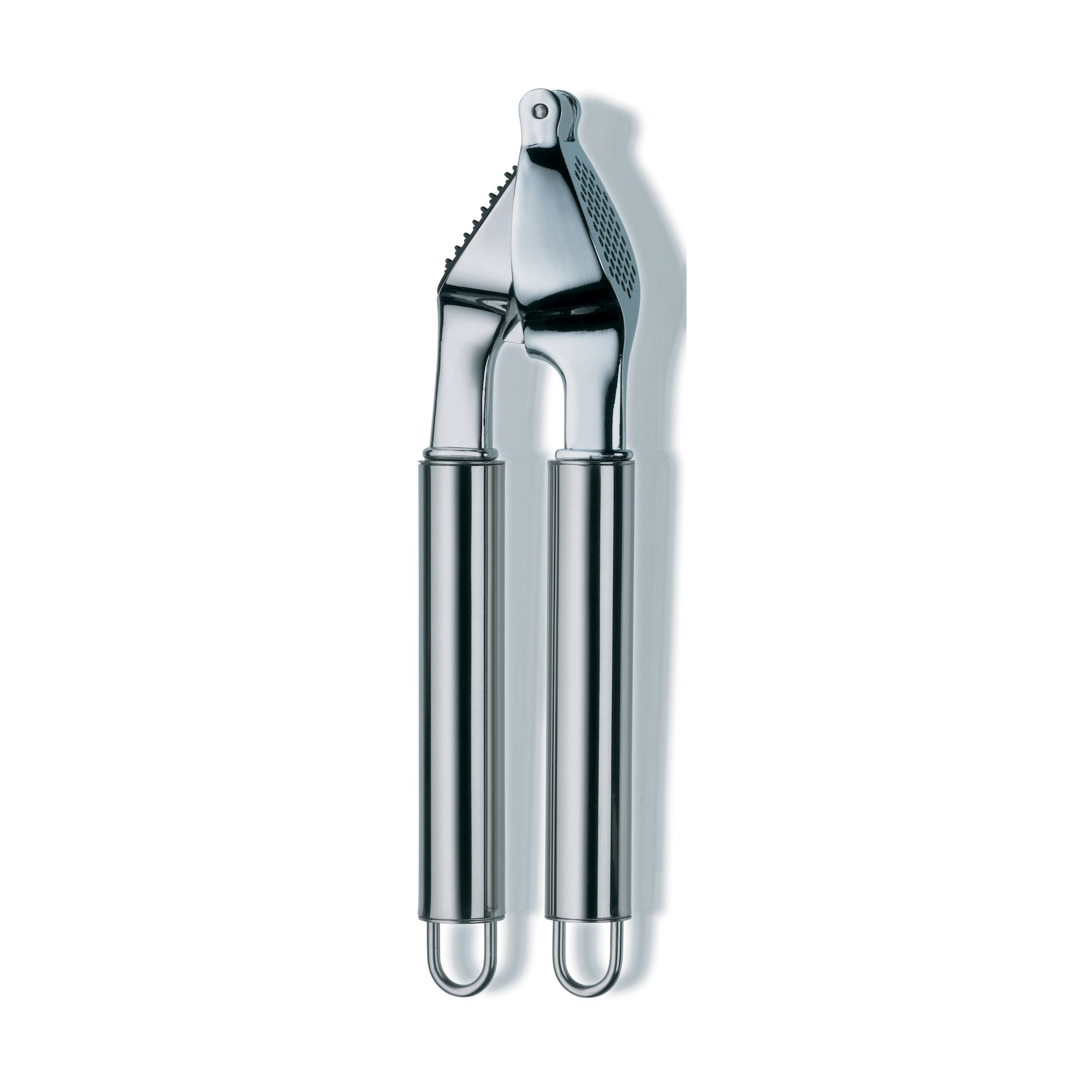 Eine silberne Knoblauchpresse mit zwei Griffen und einem Pressmechanismus. Der Hintergrund ist weiß.