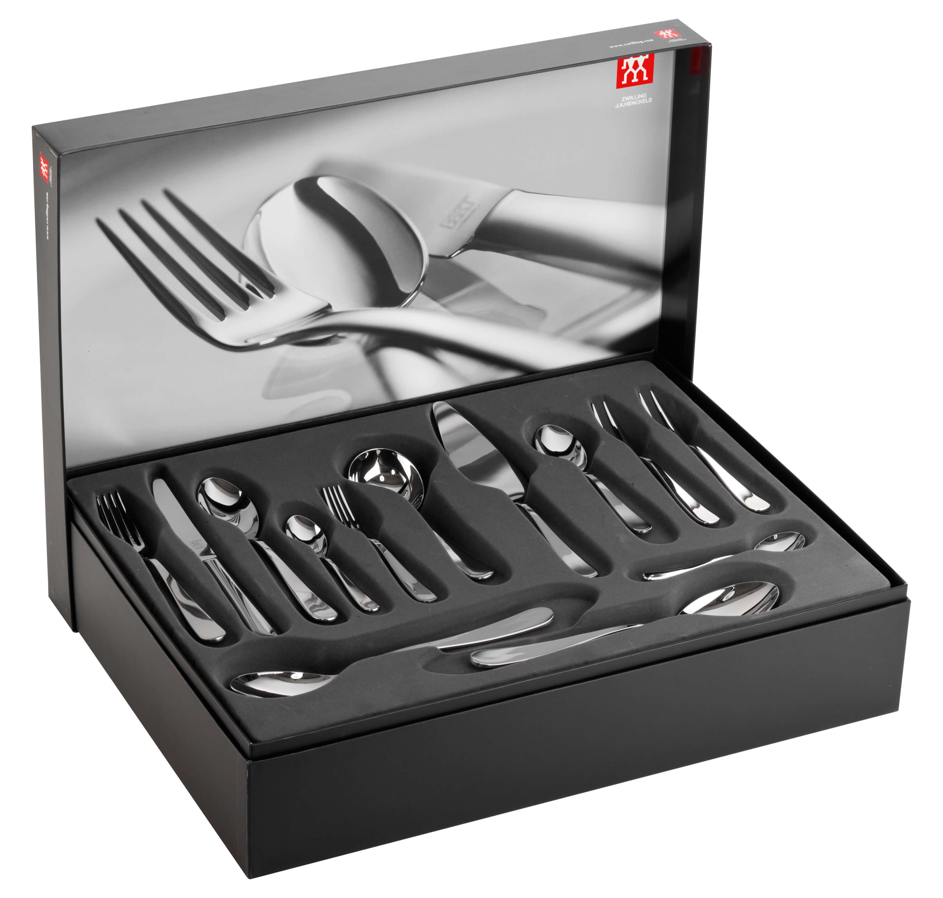 Geöffnete schwarze Besteckbox mit verschiedenen Gabeln, Löffeln und Messern, ordentlich angeordnet.