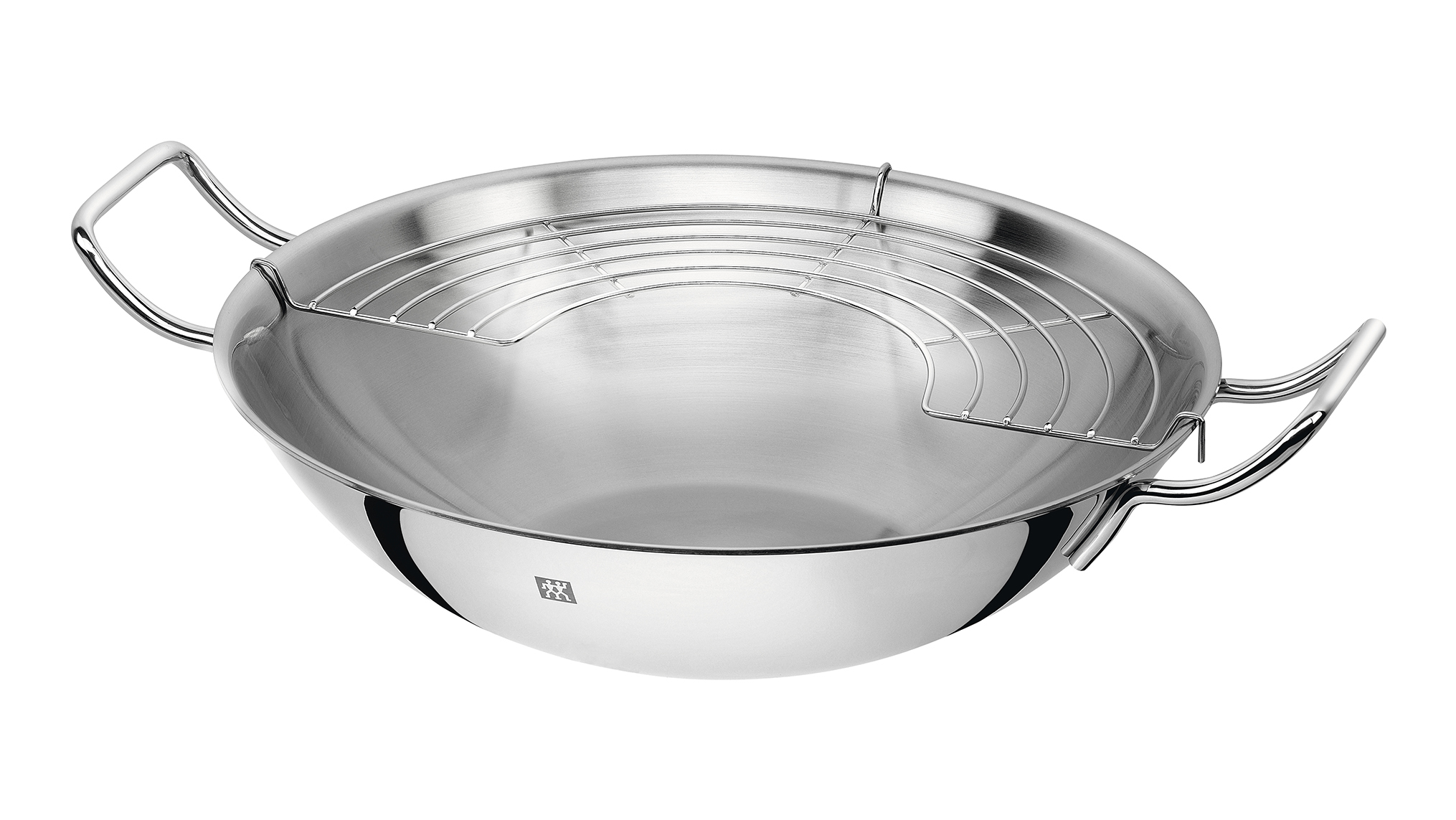 Ein Edelstahl-Wok mit Drahtgestell und Griffen auf weißem Hintergrund.