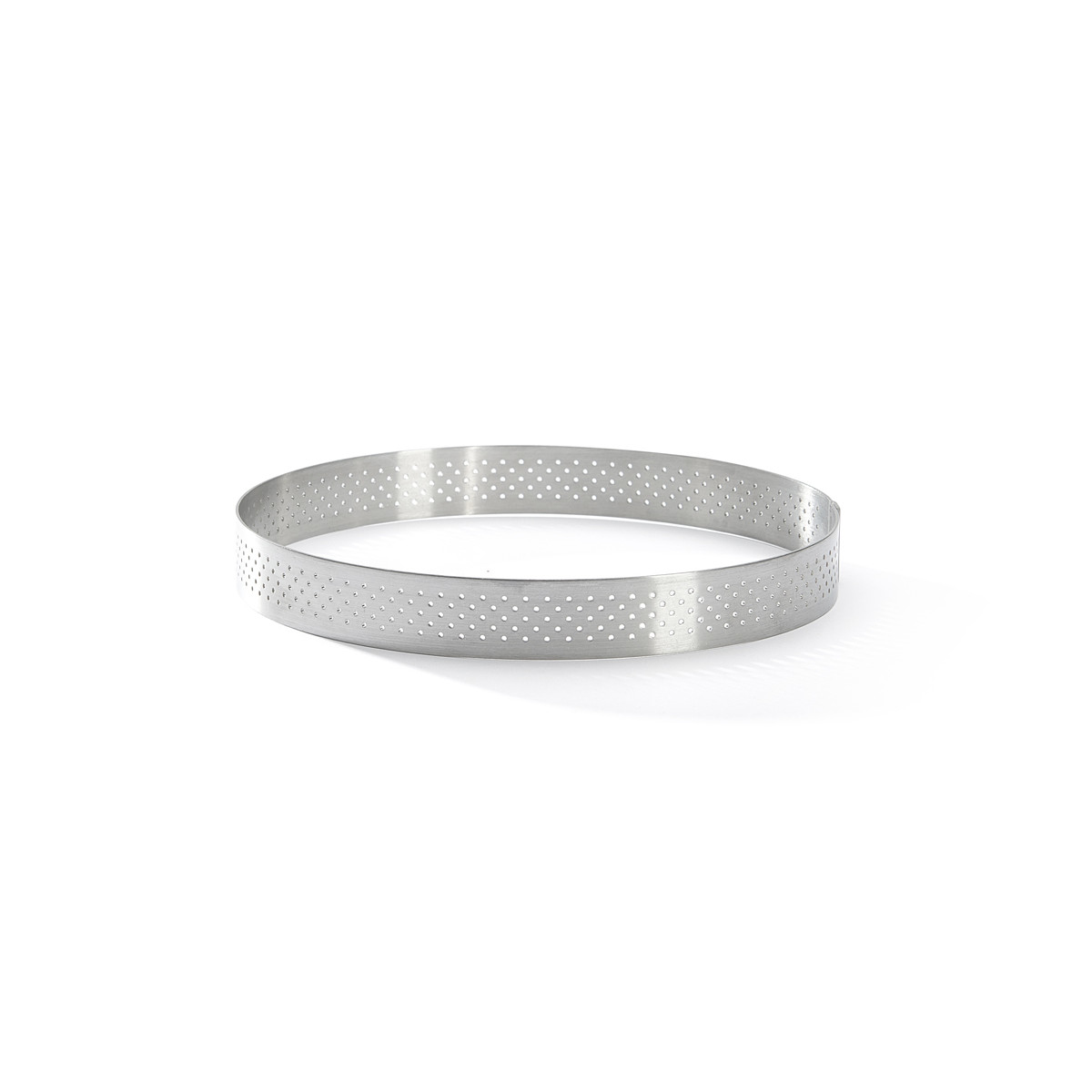 Ein perforierter, kreisförmiger Tart-Ring aus Edelstahl.