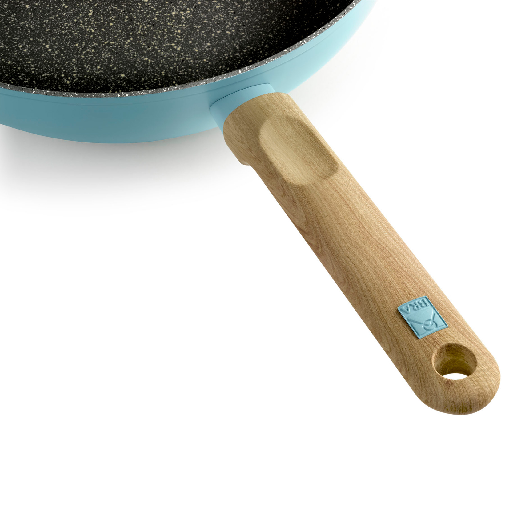 Primer plano de una sartén azul con mango de madera y fondo blanco.