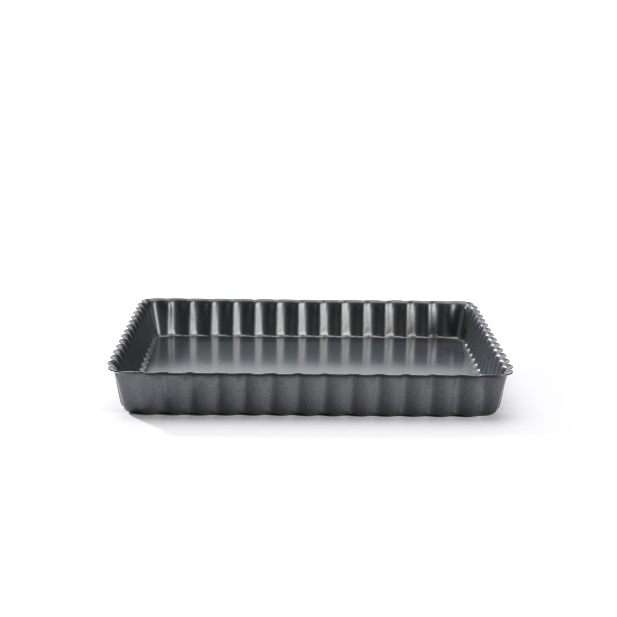 Ciemna prostokątna blacha do pieczenia z karbowanymi krawędziami, na białym tle.