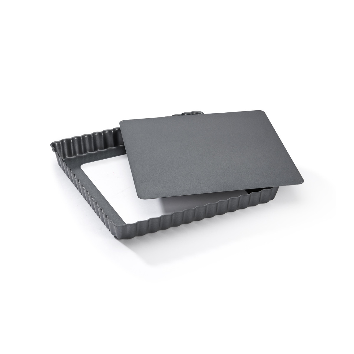 Kwadratowa forma do tarty z pokrywką. Szara, karbowane brzegi, kwadratowy kształt. Pokrywka na górze.