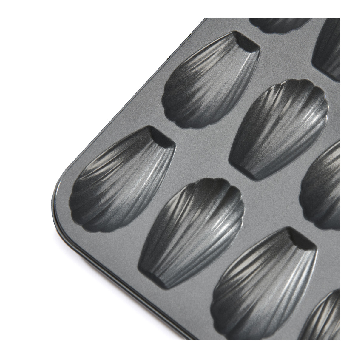 Zbliżenie na blachę do madeleines z 12 formami, szary kolor, izolowane na białym tle.