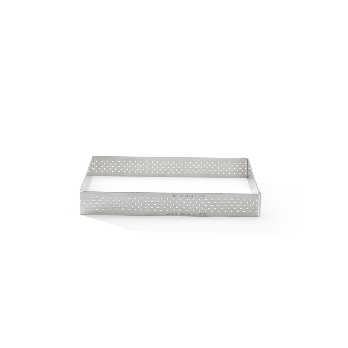 Eine quadratische, perforierte Backform aus Metall.