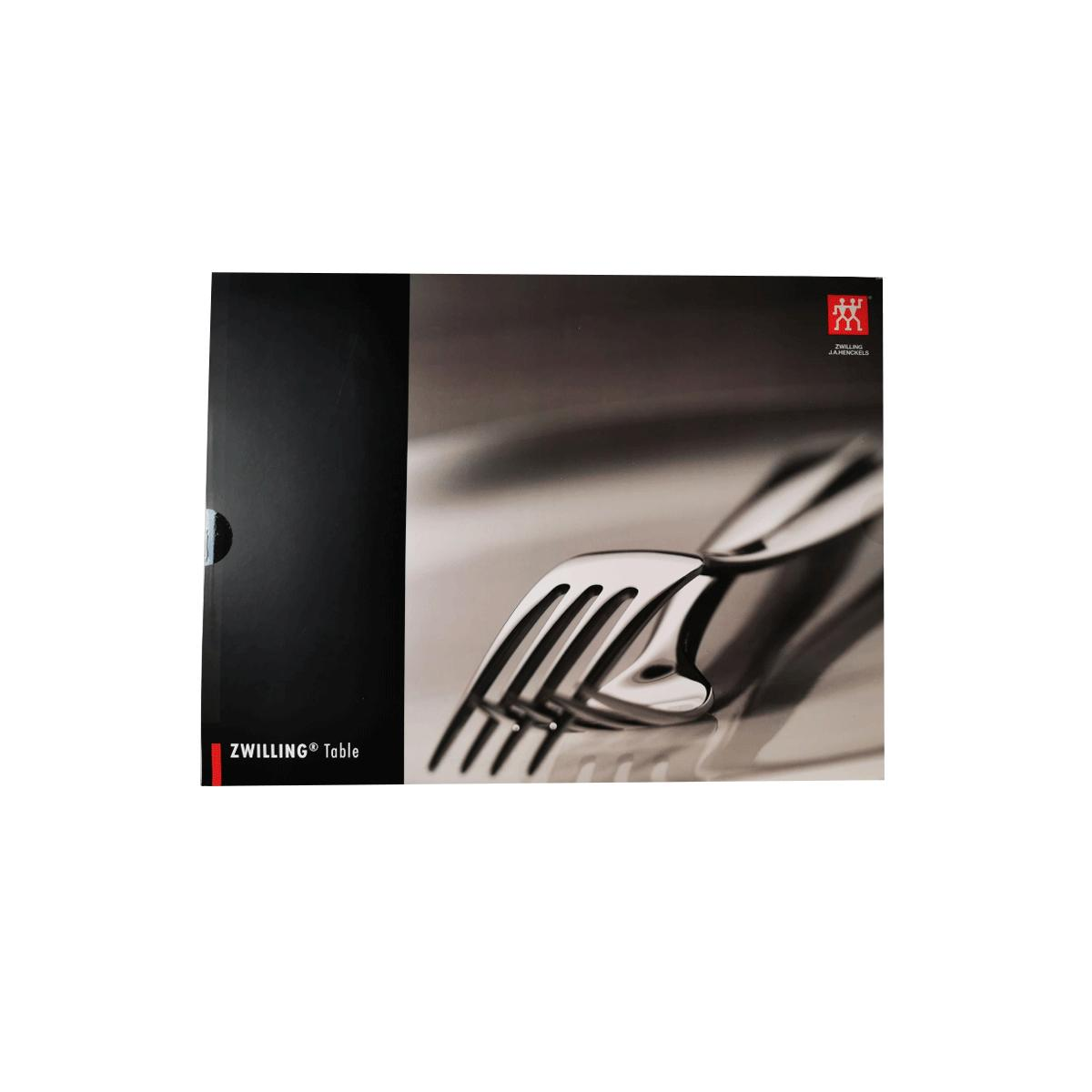 Zbliżenie srebrnych widelców z logo Zwilling Table po lewej stronie.