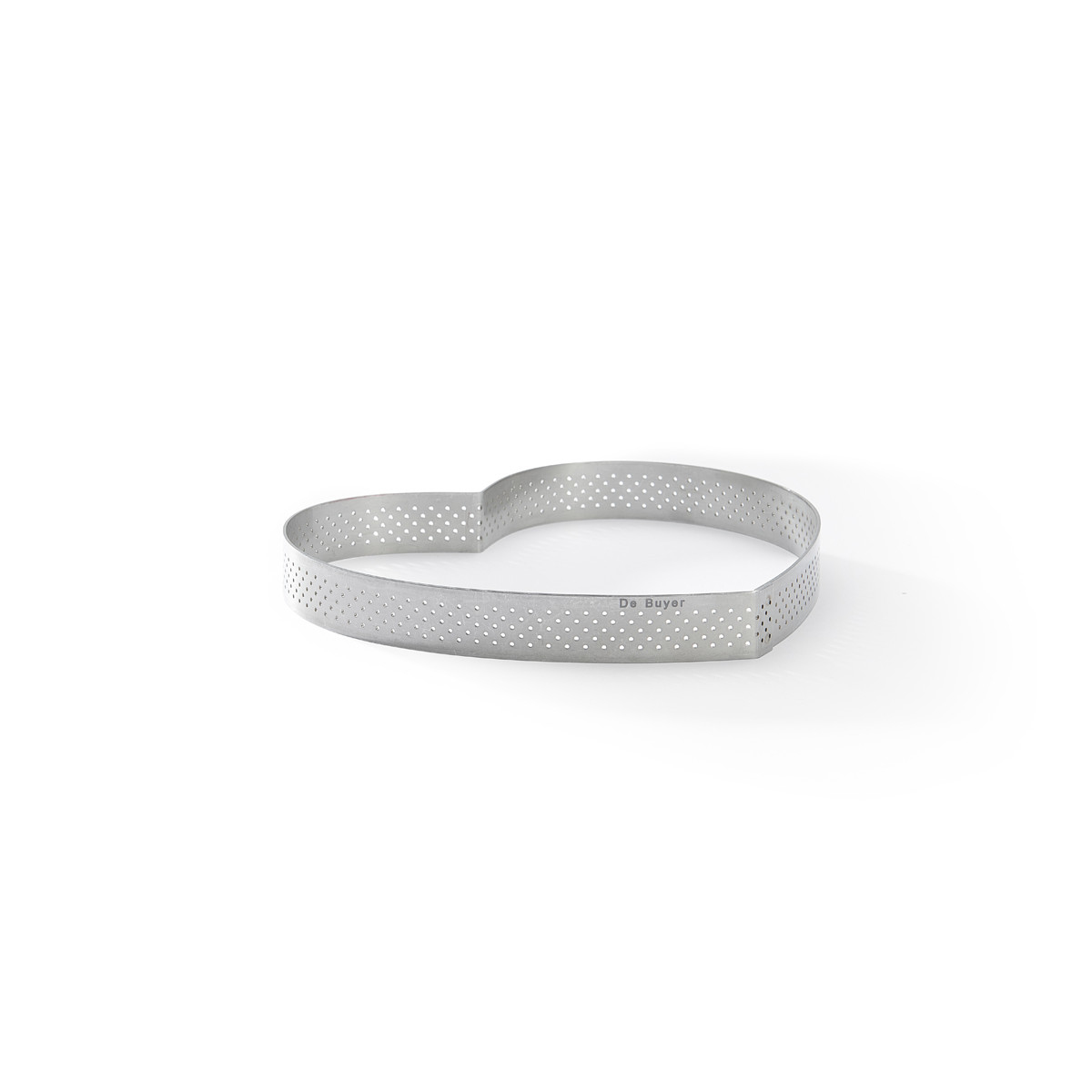 Herzförmige Backform mit kleinen Löchern auf weißem Hintergrund. Aus Metall.