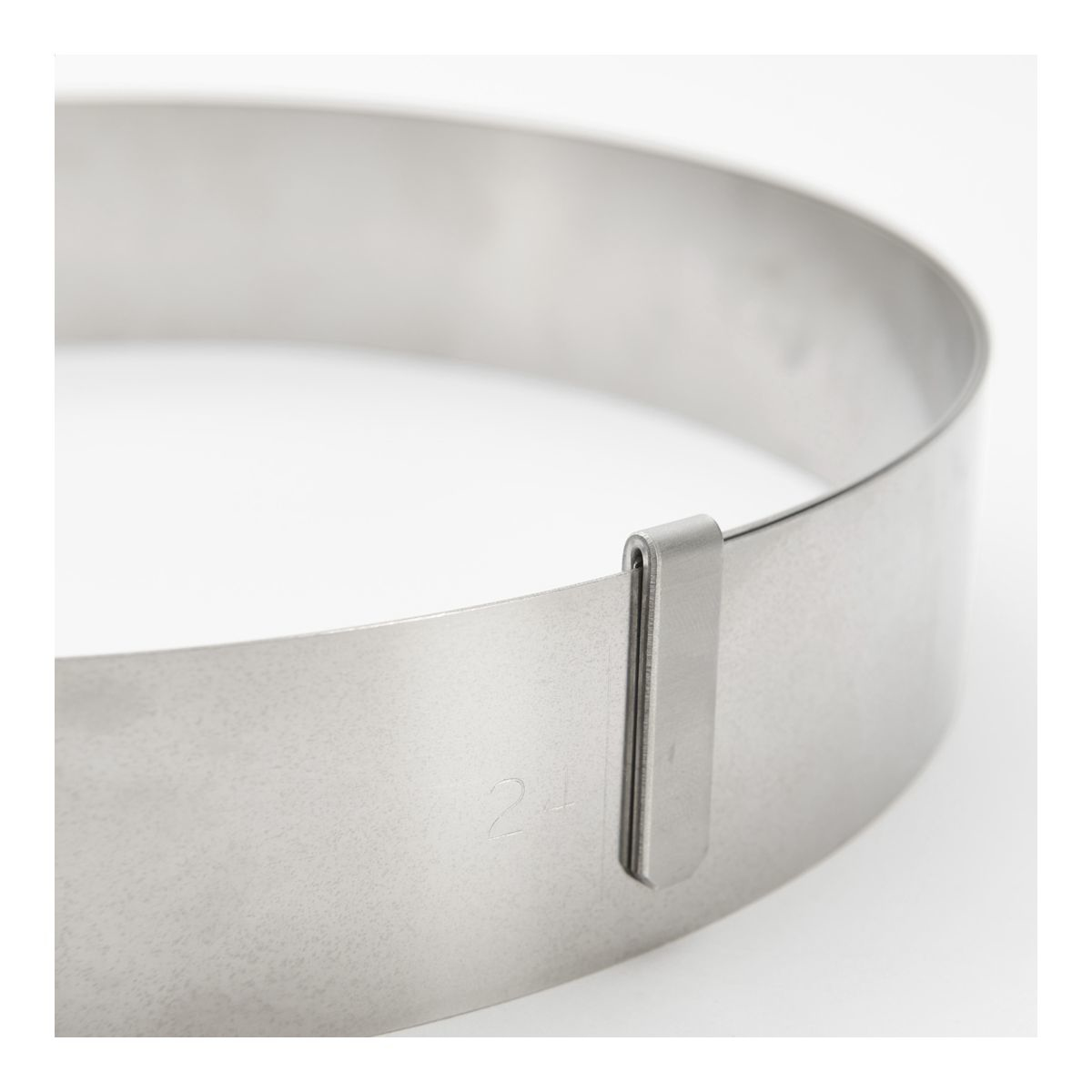 Forma pierścieniowa ze stali nierdzewnej. To okrąg z małym uchwytem.