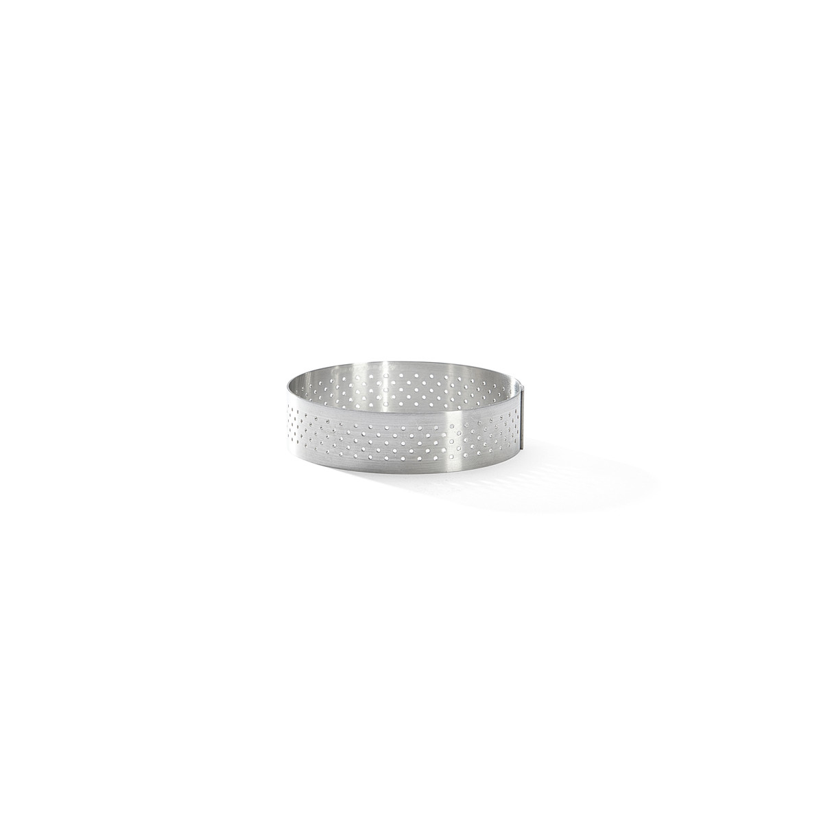 Un cercle à tarte rond en acier inoxydable perforé est isolé sur fond blanc.