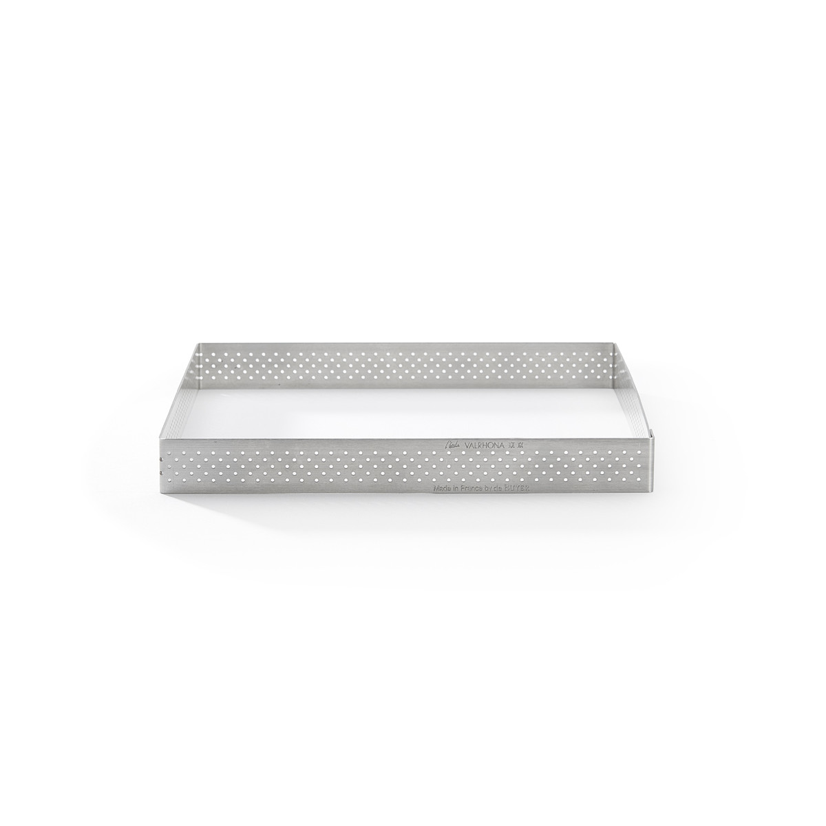 Quadratischer Backring aus Edelstahl mit Löchern auf weißem Hintergrund. Er ist leer.